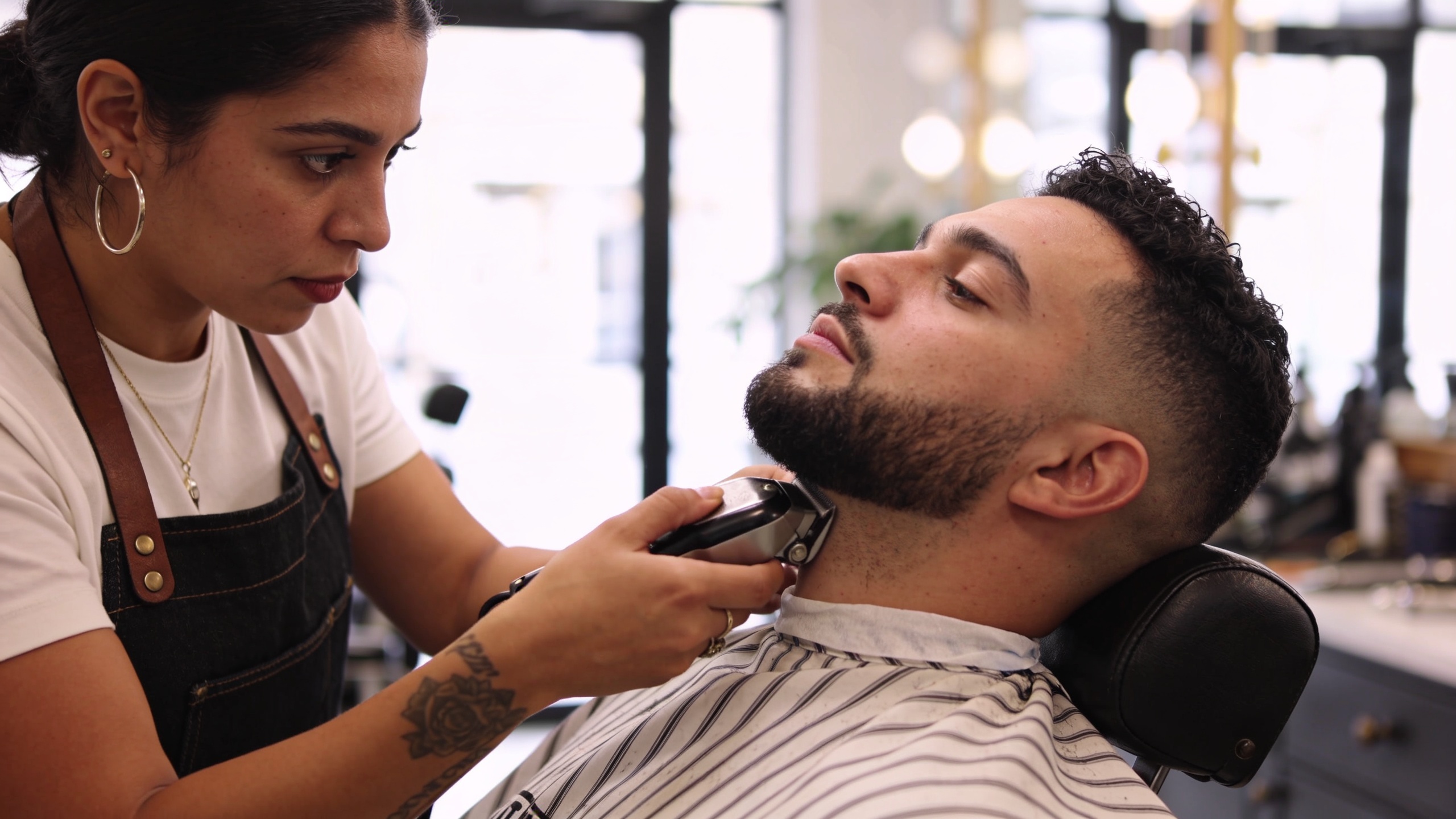 Barbera recortando la barba de un cliente